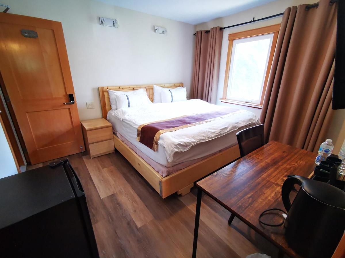 Riverfront Estate Bed & Breakfast *